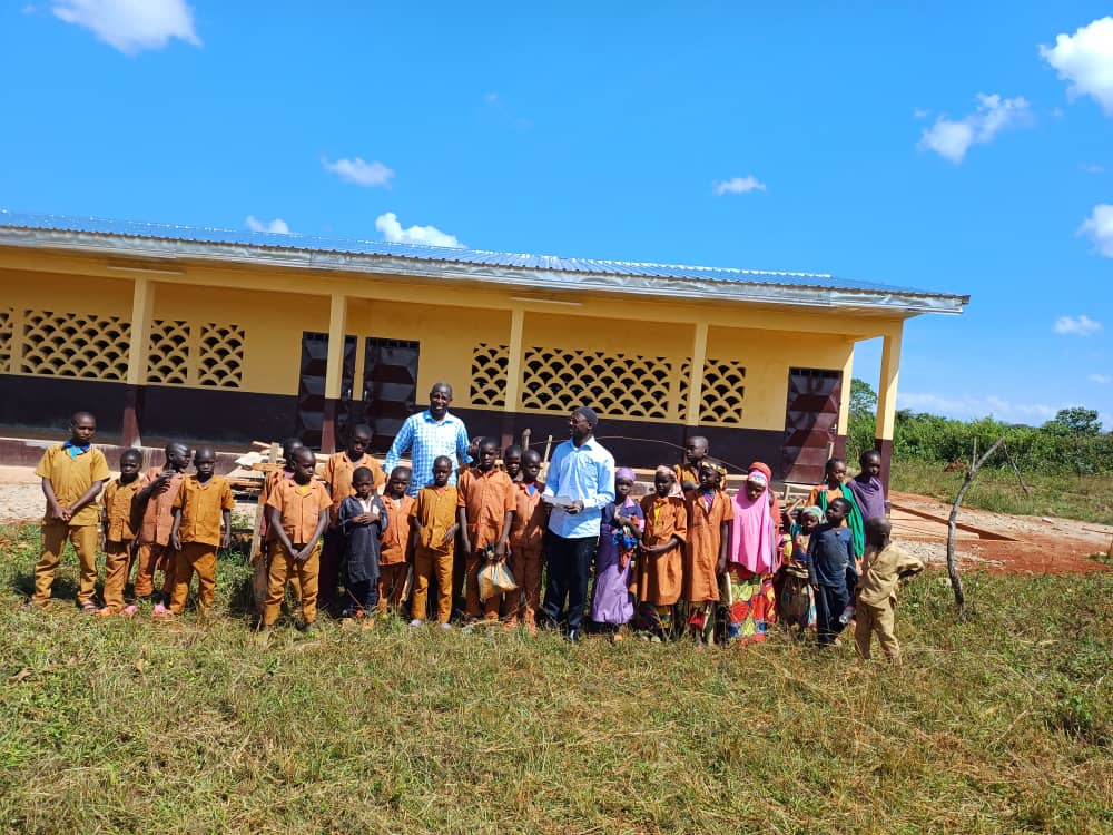 Maire CAN 2 avec des élèves